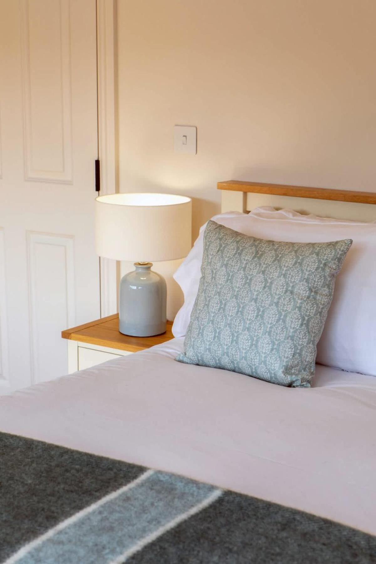 Apartment Bright Open Plan Living - - Free Parking *