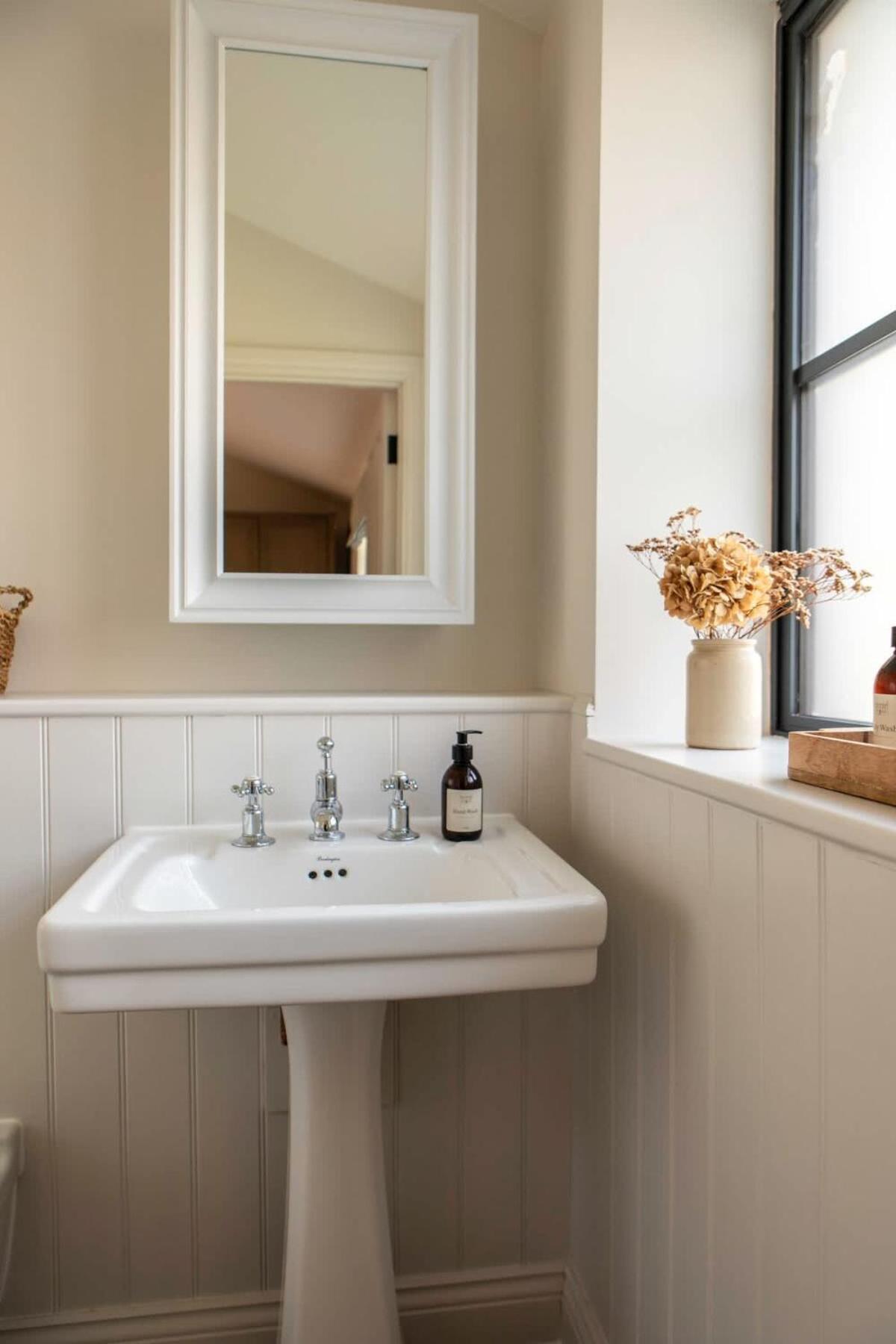 Bright Open Plan Living - - Free Parking Apartment