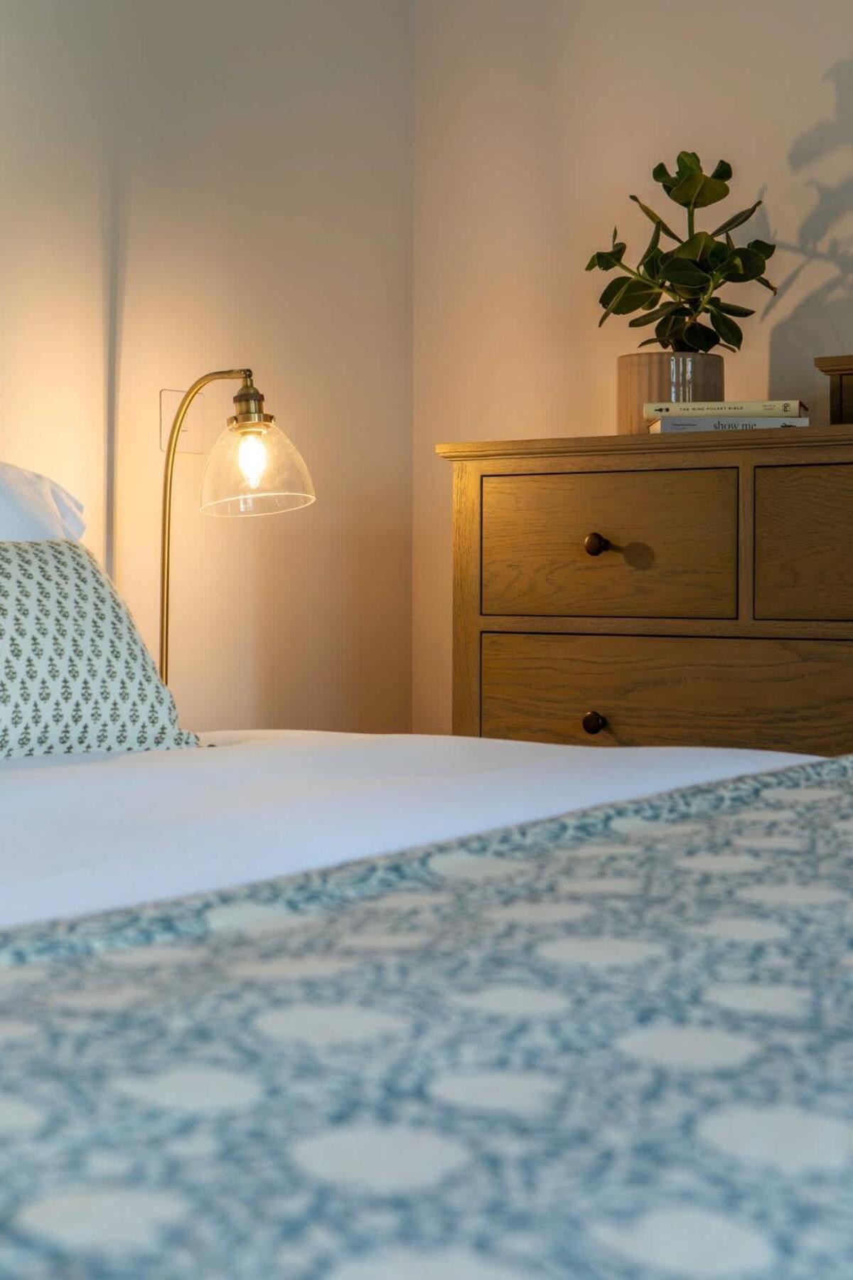 Bright Open Plan Living - - Free Parking *