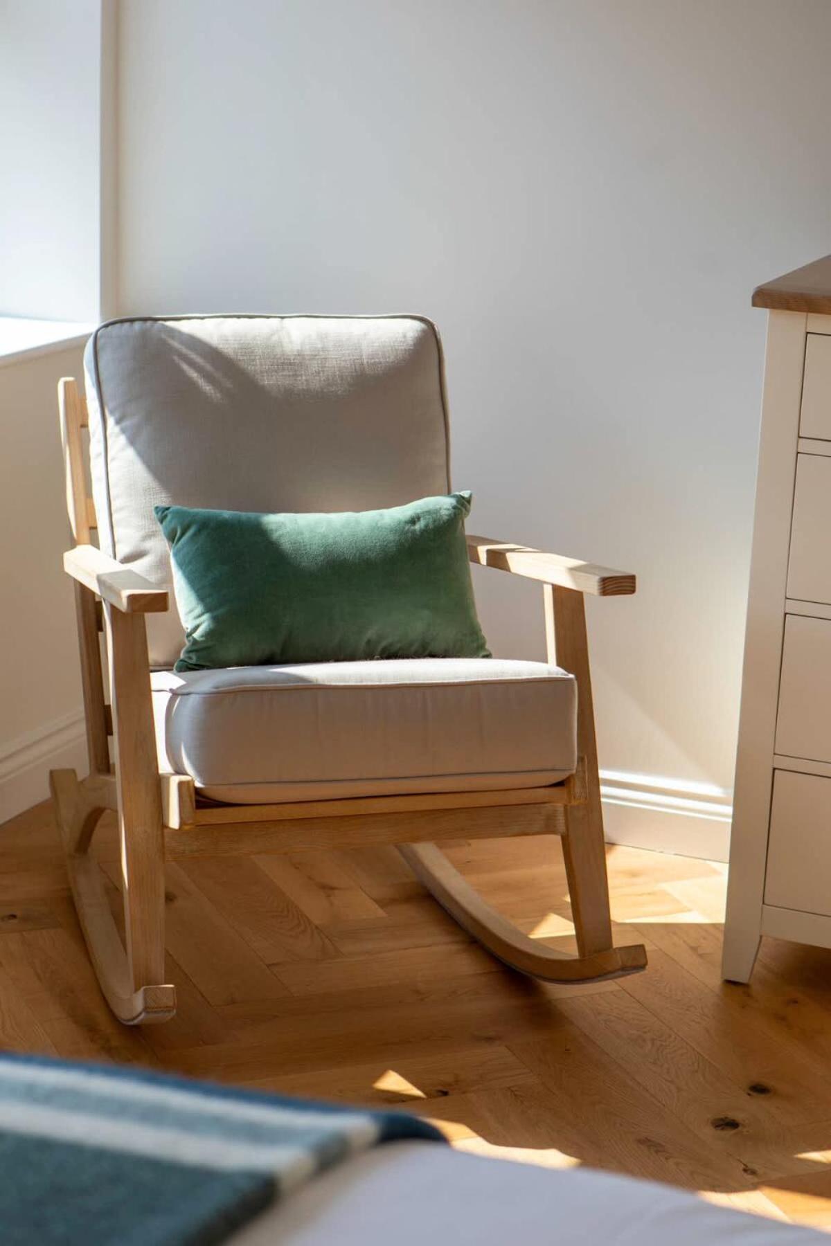 Bright Open Plan Living - - Free Parking