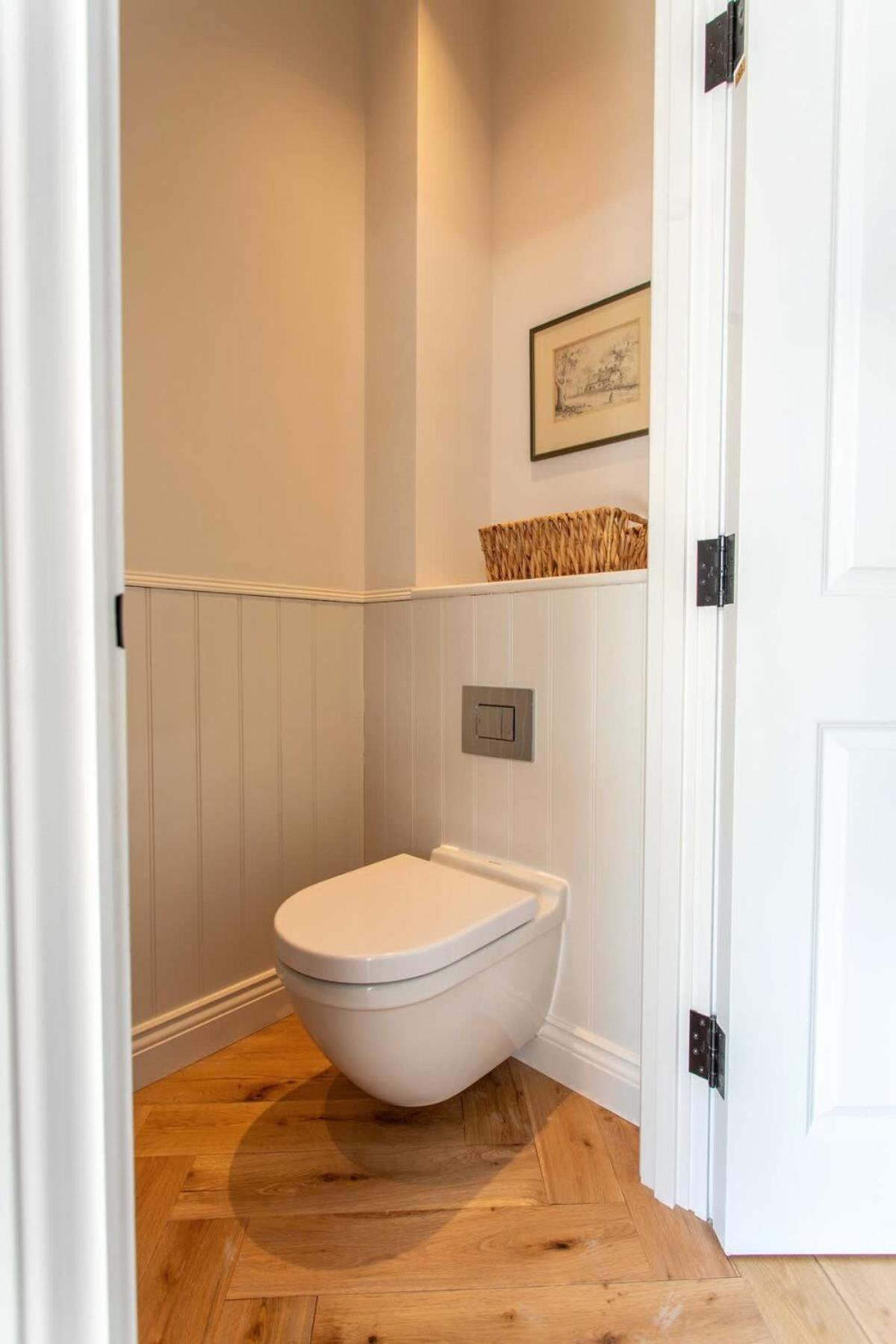 Apartment Bright Open Plan Living - - Free Parking *
