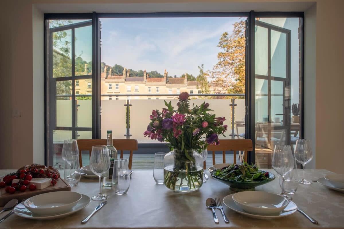 Bright Open Plan Living - - Free Parking *