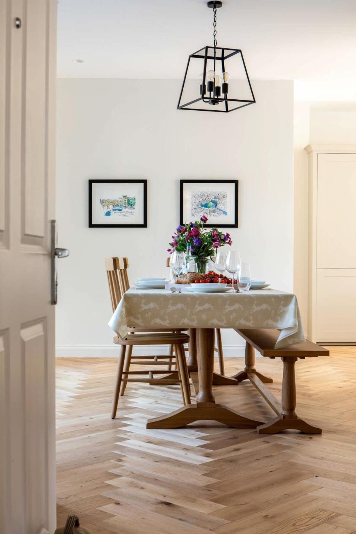 Apartment Bright Open Plan Living - - Free Parking *