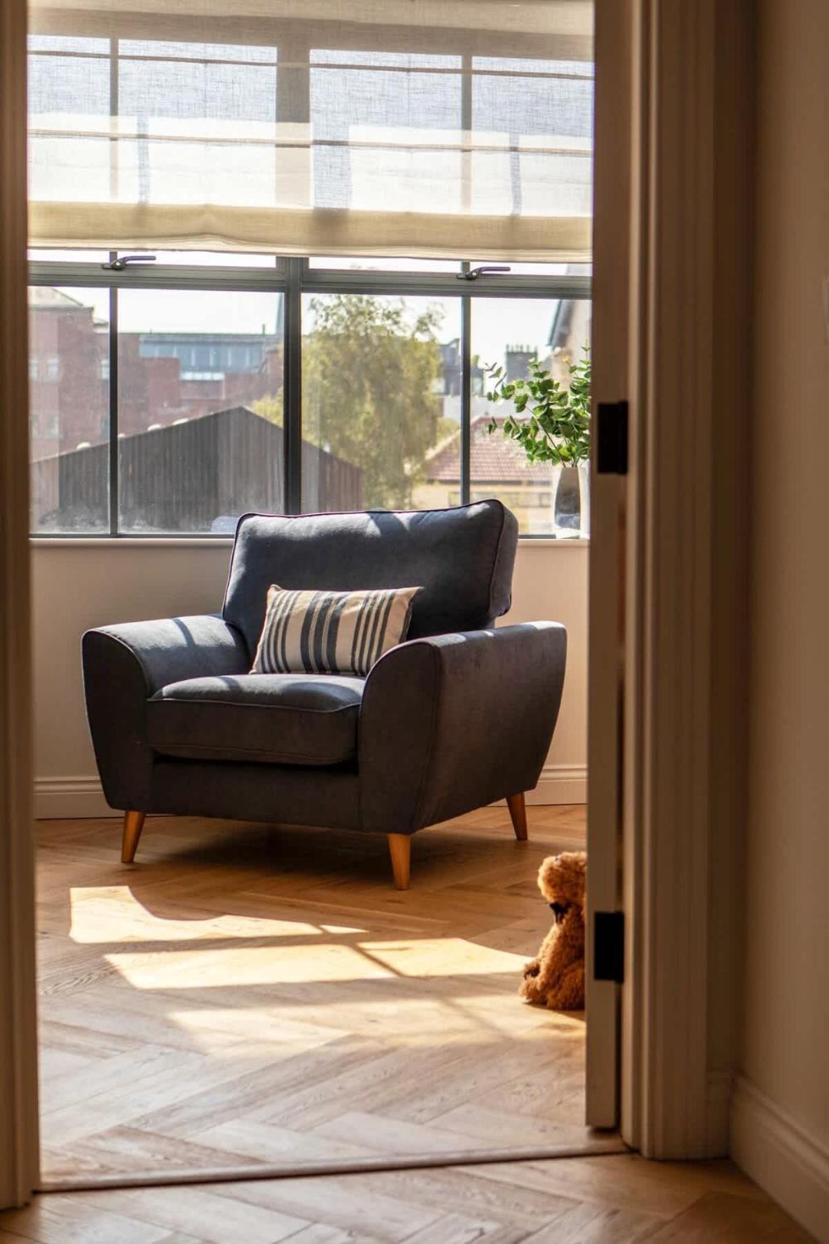 Bright Open Plan Living - - Free Parking