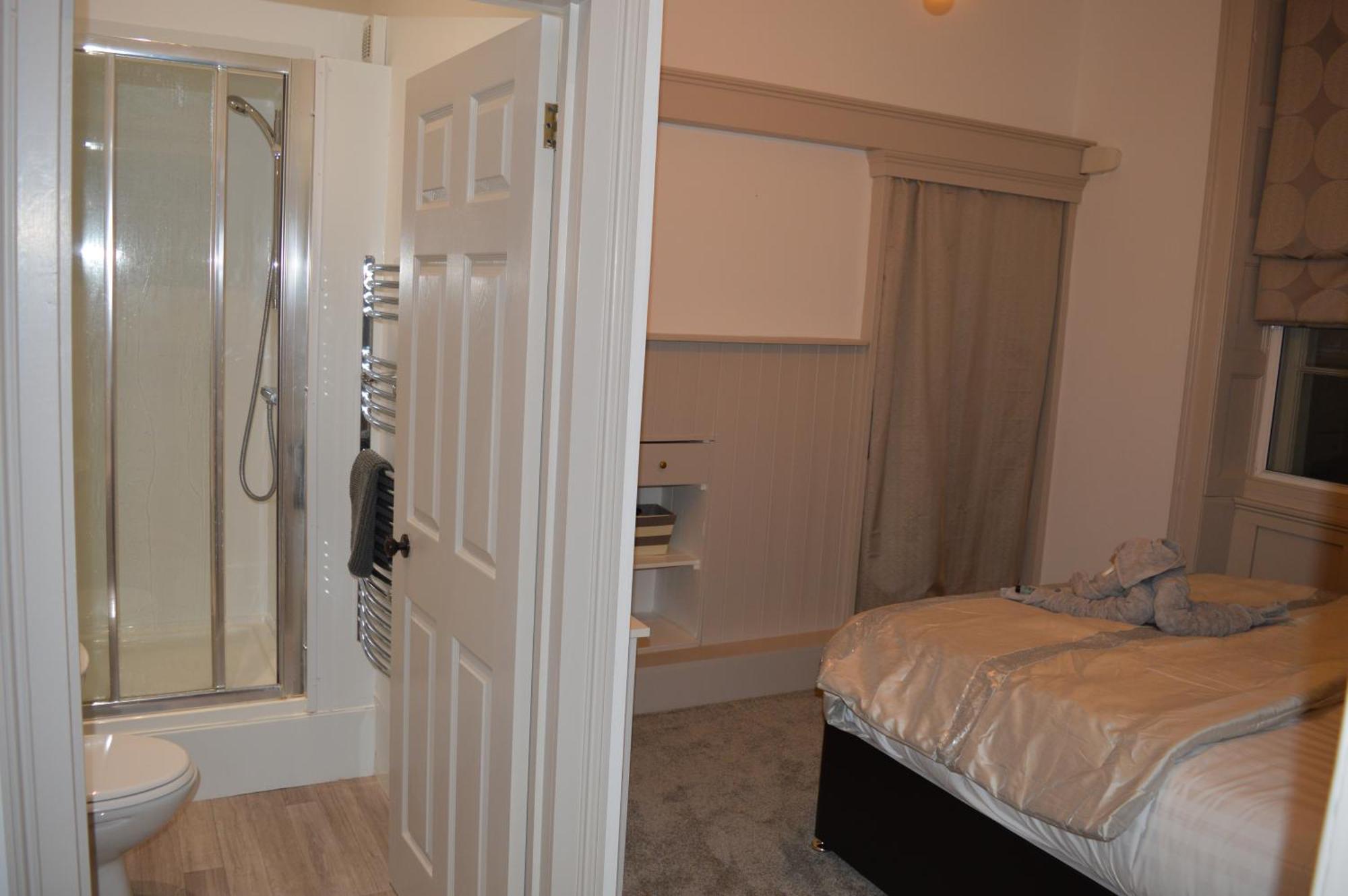 Ground Floor City Retreat Apartment Bath