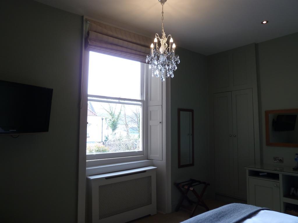 Edgar Townhouse Bath
