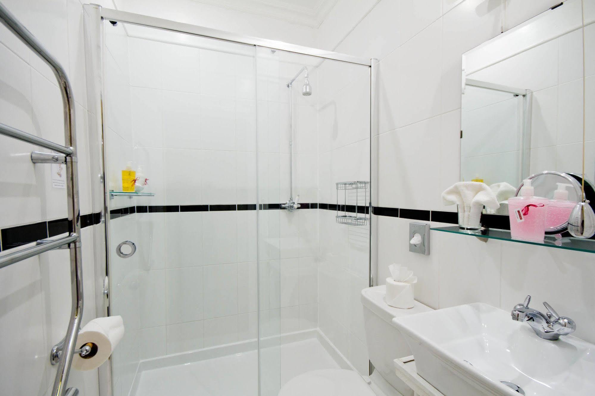 Cranleigh Guest house 4*