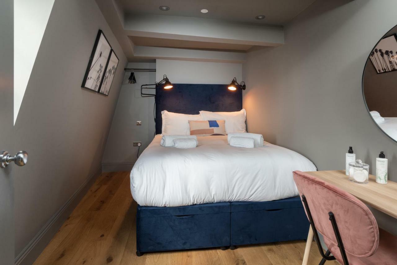 Hiding Space - Trim Street 4* Bath
