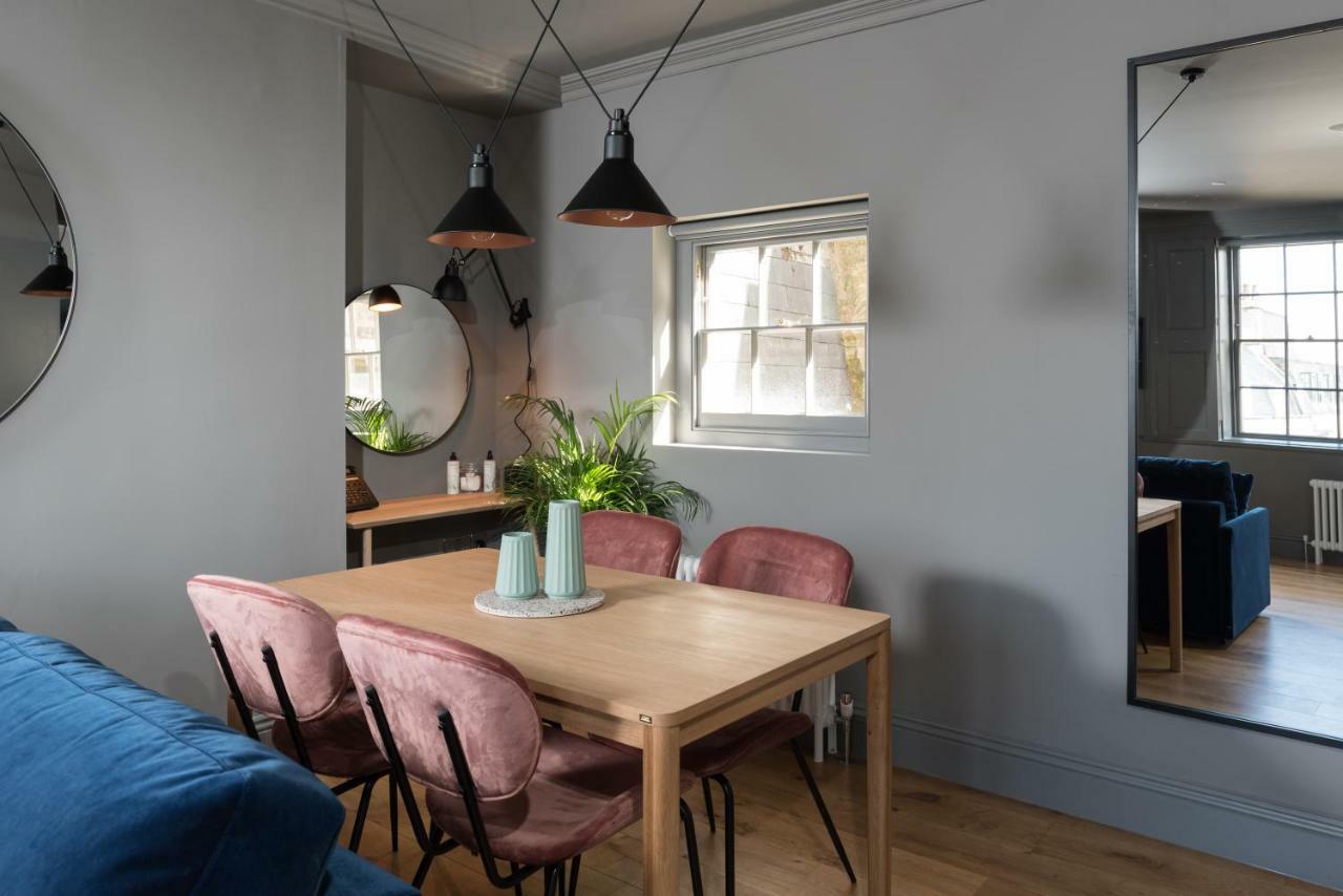 Hiding Space - Trim Street 4* Bath