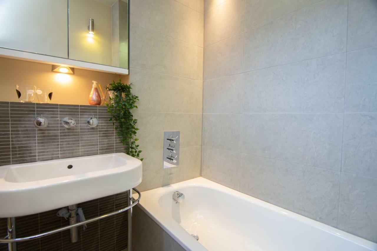 Stunning Royal Crescent With 3 Bedrooms Apartment
