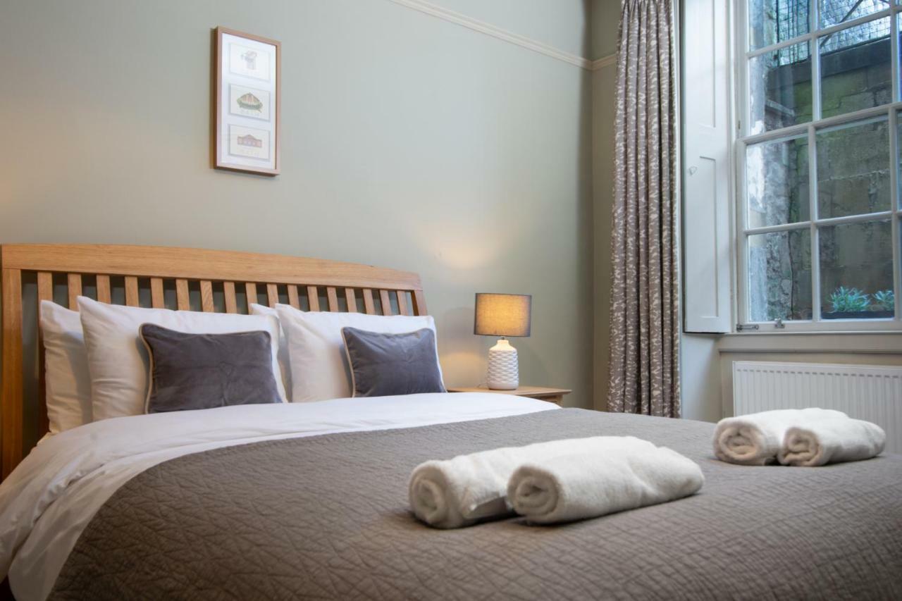 Stunning Royal Crescent With 3 Bedrooms Apartment *
