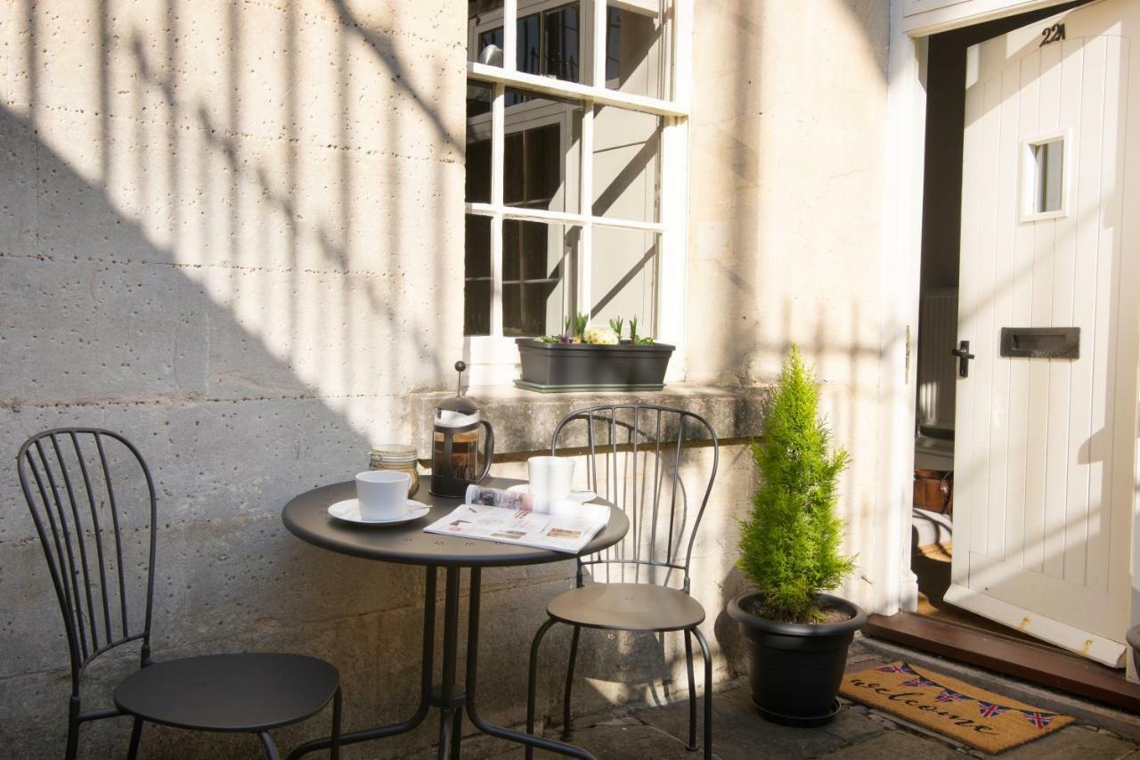Stunning Royal Crescent With 3 Bedrooms Apartment *