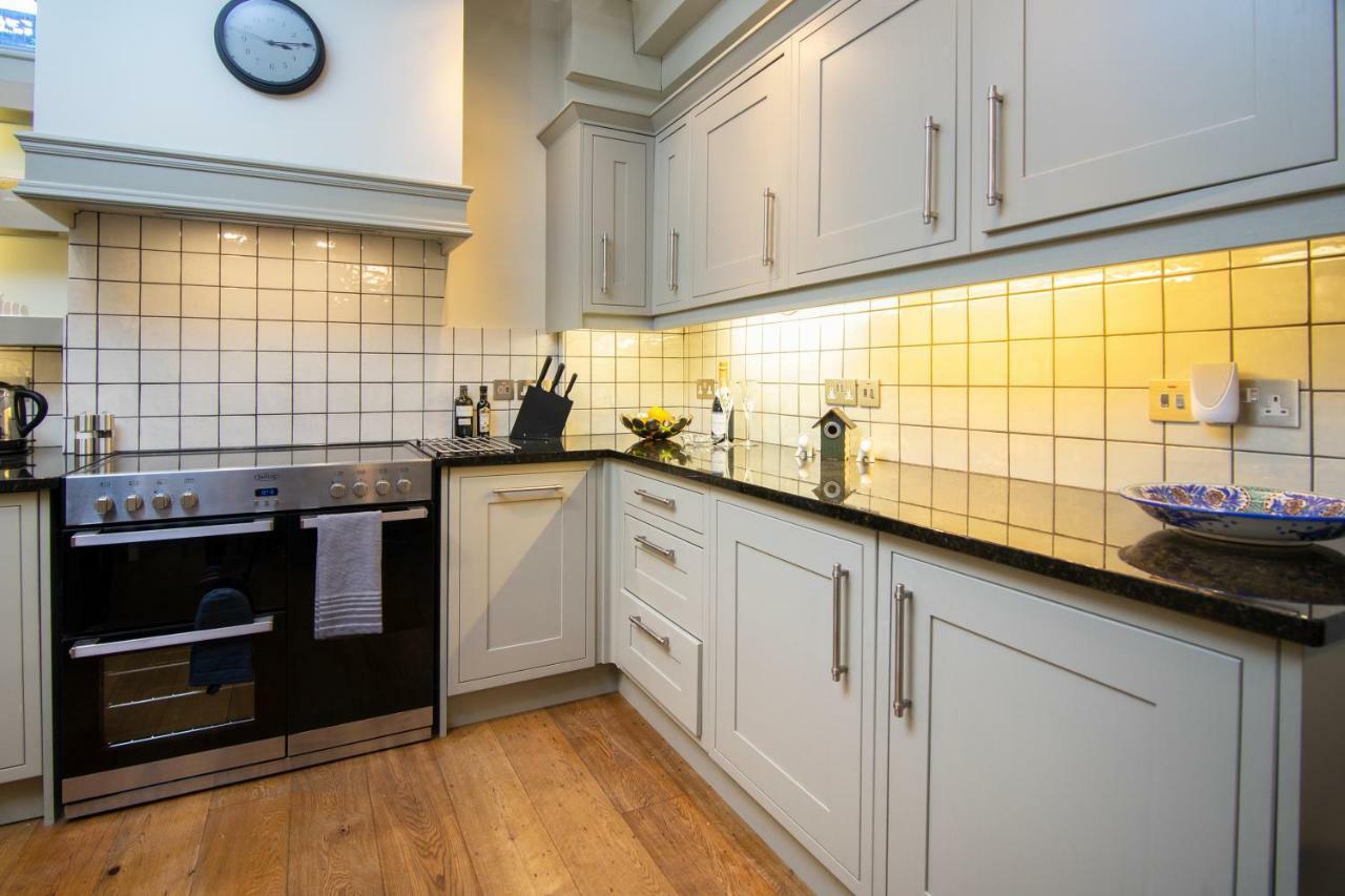 Stunning Royal Crescent With 3 Bedrooms Bath