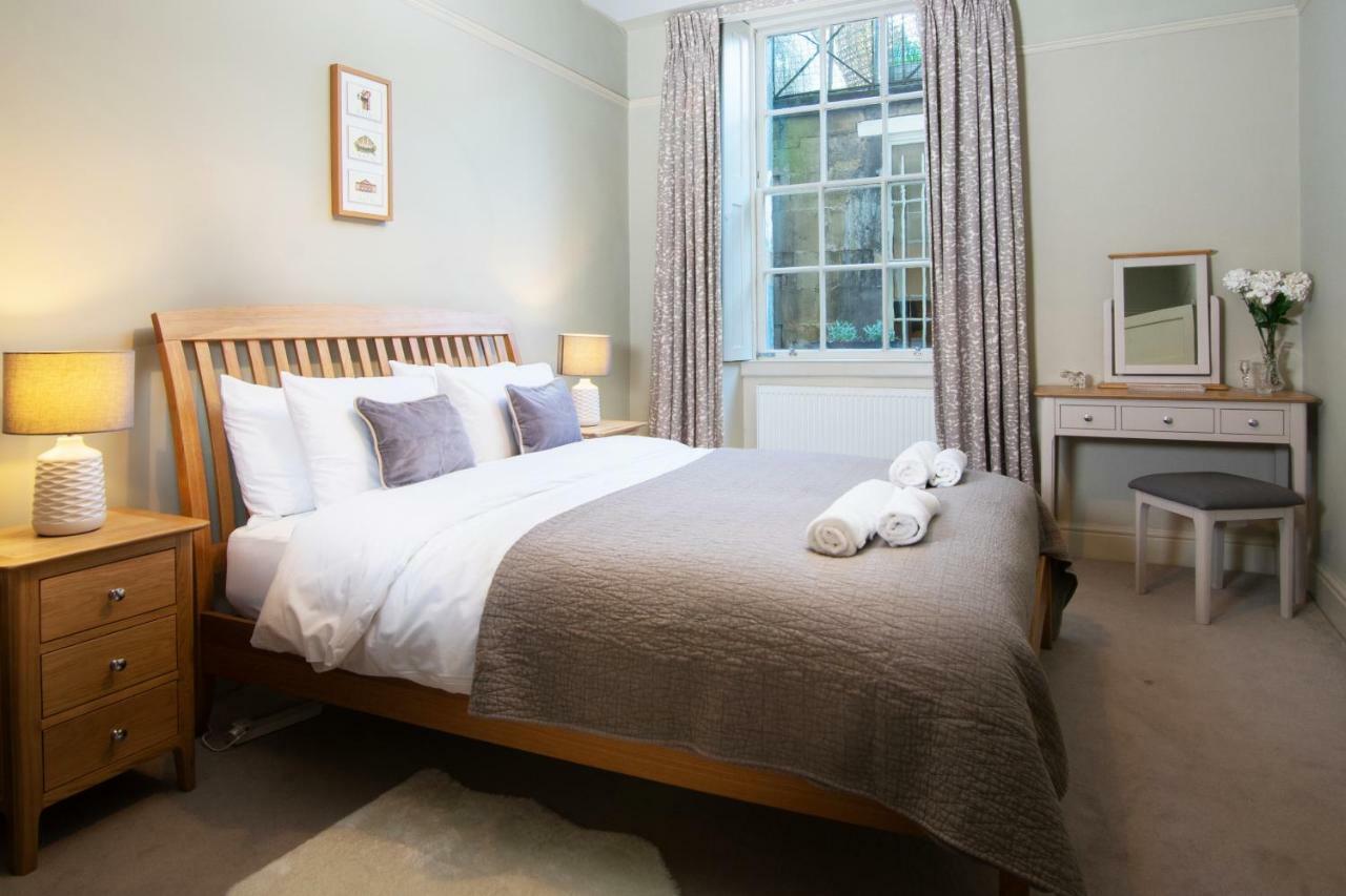 Stunning Royal Crescent With 3 Bedrooms Apartment