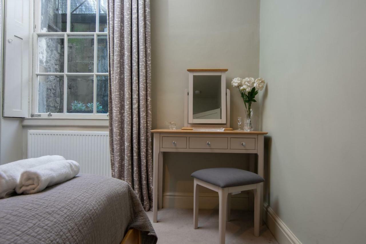 Stunning Royal Crescent With 3 Bedrooms *