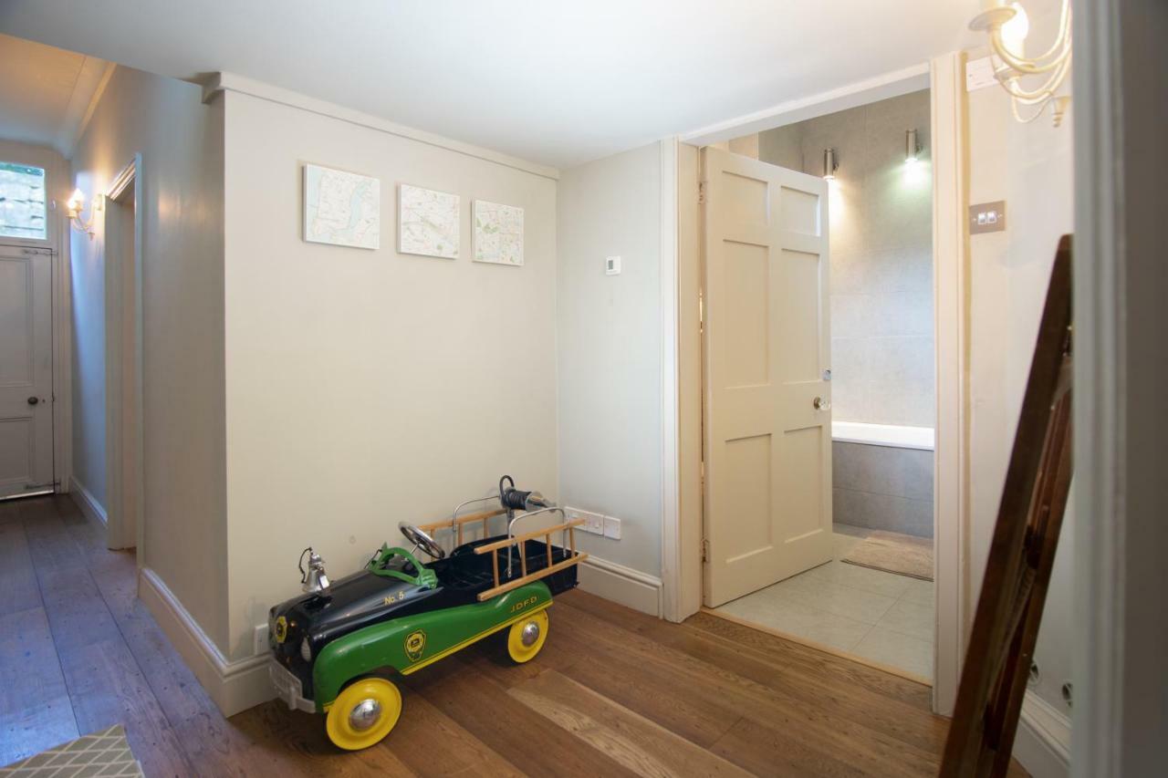 Stunning Royal Crescent With 3 Bedrooms *