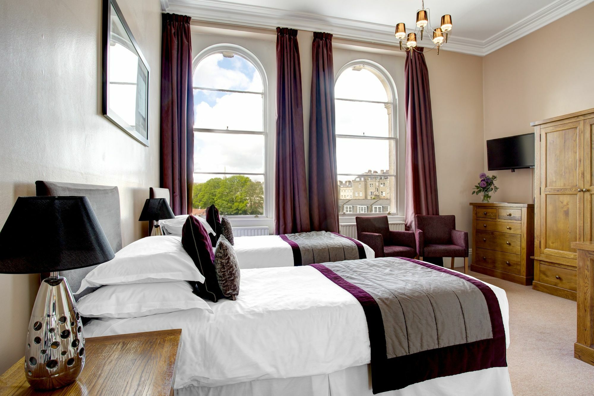 The Bird, Hotel 4*