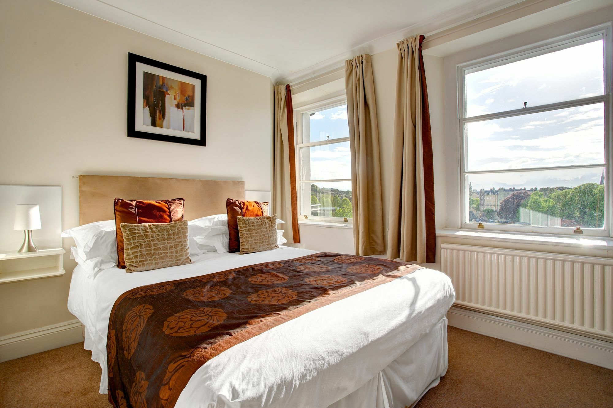 The Bird, Hotel