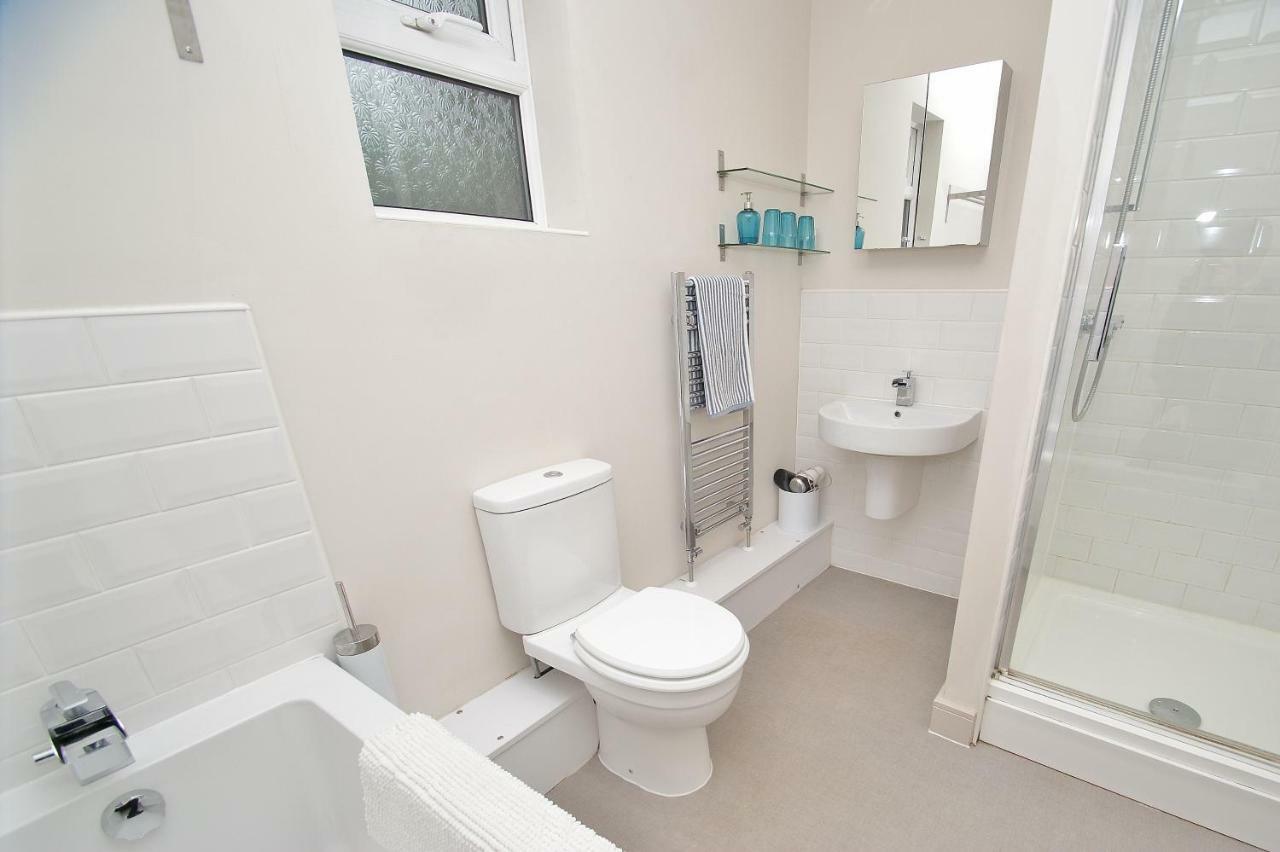 Free Parking, Stylish And Spacious Holiday home *