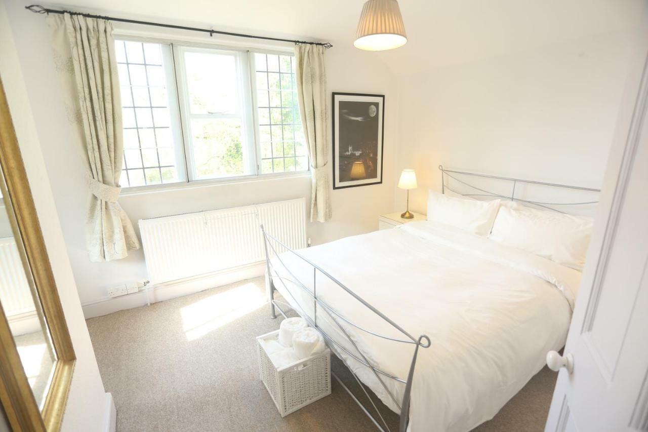 Victorian Lodge: Private Estate With Secure Parking