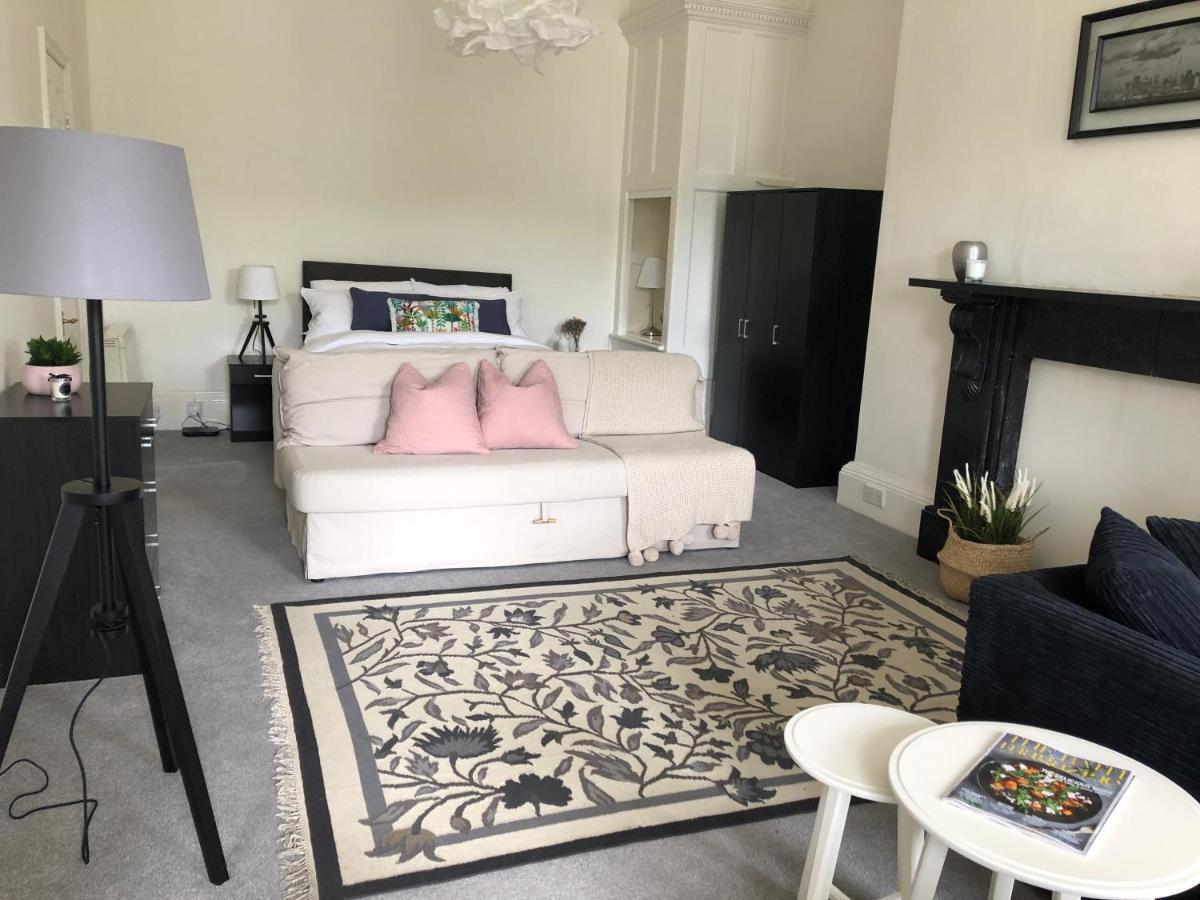 Grosvenor Place Spacious Studio Apartment Bath