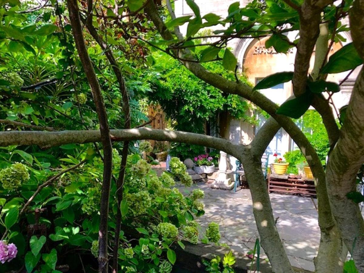 Lauras Townhouse Grand Garden Apartment