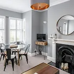Modern & Spacious 2 Bedroom Maisonette