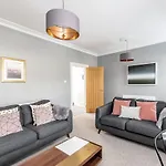 Modern & Spacious 2 Bedroom Maisonette