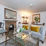 Top Floor 2 Bed Georgian Apartment In Central Bath