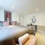Ideally Located 2 Bedroom Luxury Apartment