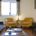 Burgess Yard 2-Bedroom Cottage, Bath