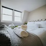 Roman Penthouse- City Skyline Views, 4K Tvs, 5G Wifi And More!