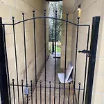 The Retreat, Luxury Studio Apartment In Bath With Parking