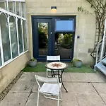 The Retreat, Luxury Studio Apartment In Bath With Parking