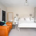 Stunning Basement Flat In Central Location