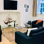 Contemporary Large Apartment In An Ideal Location