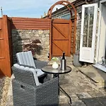 Cosy Countryside Stay Near Bath With Free Parking