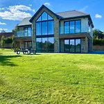 Stunning Modern Home Set In Beautiful Grounds.