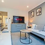 Cosy 2-Bedroom Central Home With Private Hot Tub