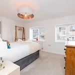 Pass The Keys Fabulous 2 Bedroom House In A Central Location