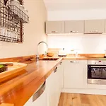 The Cliffside Chalet - Modern 3Bdr Riverside Home