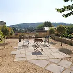 Central Luxury Bath Garden Apartment Free Parking