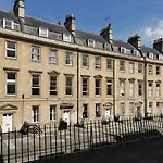 Central Luxury Bath Garden Apartment Free Parking