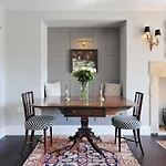 Central Luxury Bath Garden Apartment Free Parking