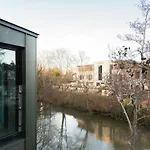 The Cliffside Chalet - Modern 3Bdr Riverside Home
