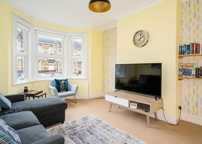 Fantastic, Spacious 3 Bedroom House With Garden