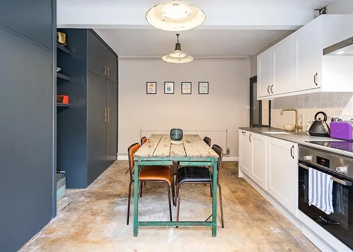 Stunning Basement Flat In Central Location