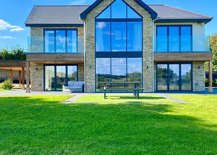 Stunning Modern Home Set In Beautiful Grounds.