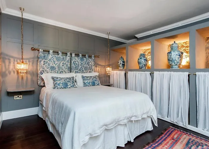 Central Luxury Bath Garden Apartment Free Parking