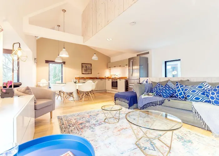 The Cliffside Chalet - Modern 3Bdr Riverside Home